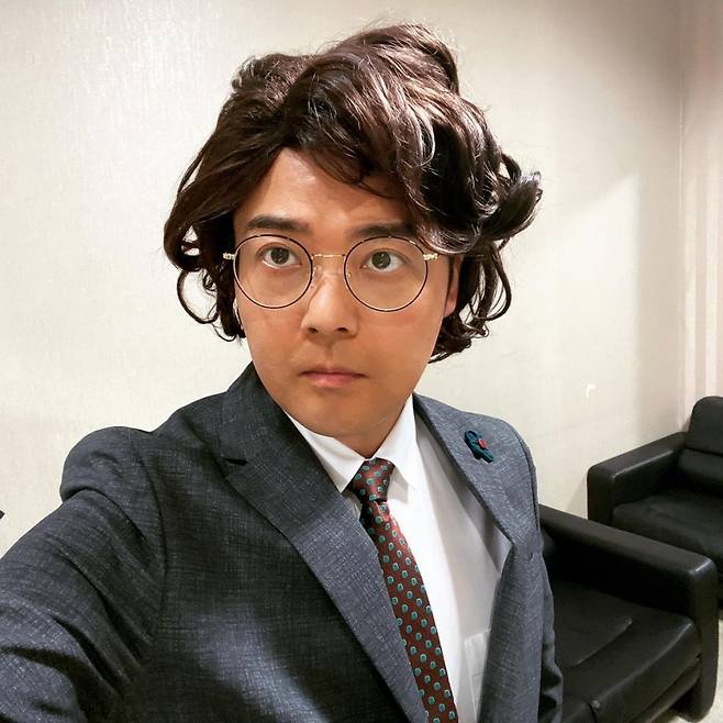 Jun Hyun-moo, Broadcaster, turned into Mudugi. On May 5, Jun Hyun-moo released a photo of Mudugi following Pent House in his SNS.He boasted a 100% synchro rate with the music teacher Madougi, who was played by actor Ha Do-kwon in Penthouse.From the windy hair that seemed to pop out of the drama to the expression of glasses and lips, I laughed with a visual that was perfect even if I shot Pent House right away.Jang Doyeon, who was next to him, also dressed in a luxurious pure white dress and stood in a dignified pose and reproduced the charisma of Chun Seo-jin.Jun Hyun-moo explained, I am waiting for Pent House 3, and explained the concept of two peoples photographs, Mudugi and Jang Seo-jin.Jun Hyun-moo and Jang Doyeon are working on Mnet TMI News together.=