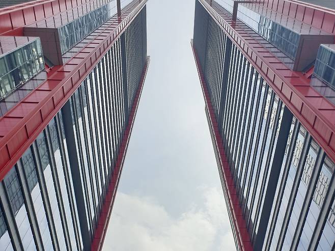 4월 26일 파크원 단지 밖에서 보는 건물 외벽. 현재 파크원 타워1에 LG에너지솔루션, 포스코건설, LG화학이 입주해 있다. /허지윤 기자