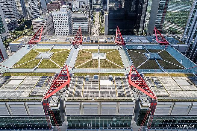 드론으로 촬영한 파크원 리테일동 천장부.