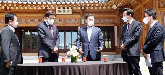 문재인 대통령이 21일 청와대 상춘재에서 신임 오세훈 서울시장·박형준 부산시장과 오찬 간담회를 갖기 앞서 환담하고 있다. 청와대는 "이 자리는 문 대통령의 뜻에 따라 오 시장과 박 시장을 초청하고, 두 시장이 흔쾌히 응하여 이뤄진 것"이라고 밝혔다. 대통령비서실에서는 유영민 비서실장과 이철희 정무수석이 배석했다. [청와대사진기자단]