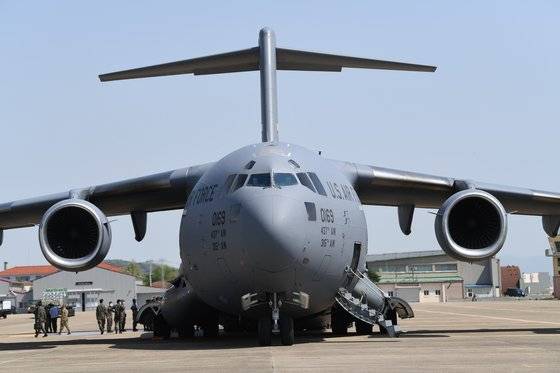 한미연합 적·하역 훈련에 참여 중인 미 수송기 C-17의 앞모습. [국방일보]