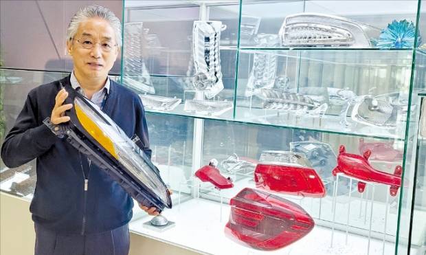 조윤장 삼우코리아 사장이 충남 당진 공장 전시장에서 금형 사출품에 대해 설명하고 있다.