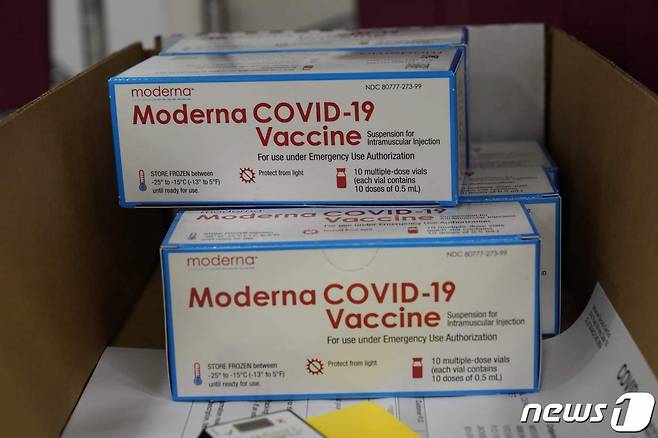 (올리브 브랜치 AFP=뉴스1) 우동명 기자 = 20일(현지시간) 미시시피주 올리브 브랜치에 있는 의약품 유통업체 매케슨에서 근로자들이 모더나의 코로나19 백신 포장작업를 하고 있다.  (C) AFP=뉴스1