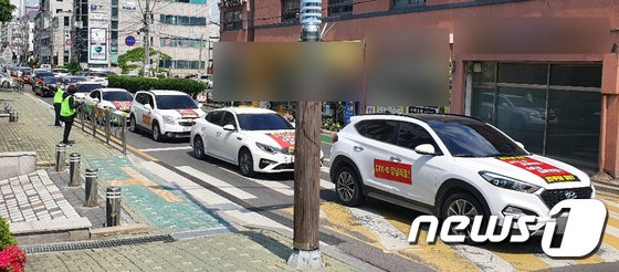 인천 검단·김포 시민들이 1일 경기 김포시청 일대에서 GTX-D 강남 직결을 요구하는 차량 시위를 하고 있다. 시민들은 이날 차량 200여대를 동원해 시위를 했다. / 사진제공=김포검단시민교통연대