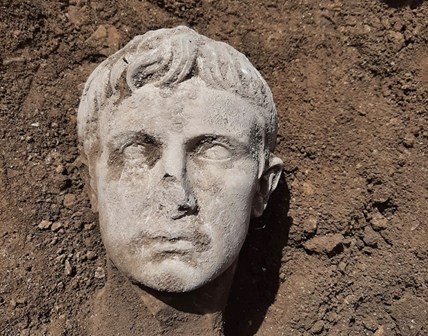 현지 매체 ‘일 조르날레 델 몰리스’는 이탈리아 남부 몰리세 지역의 이세르니아에서 고대 로마제국의 초대 황제 아우구스투스의 대리석 두상이 발견됐다고 보도했다.