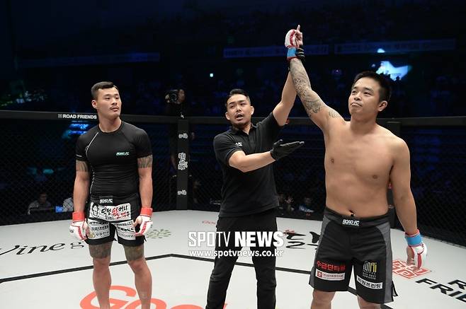 ▲ 황인수는 최원준에게 무턱대고 달려들다가 5초 만에 KO패 했다. ⓒ로드FC 제공