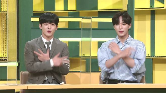 KBS 1TV '진품명품'에 출연한 (왼쪽부터) 그룹 위아이 멤버 김요한과 김준서 [KBS 제공. 재판매 및 DB 금지]