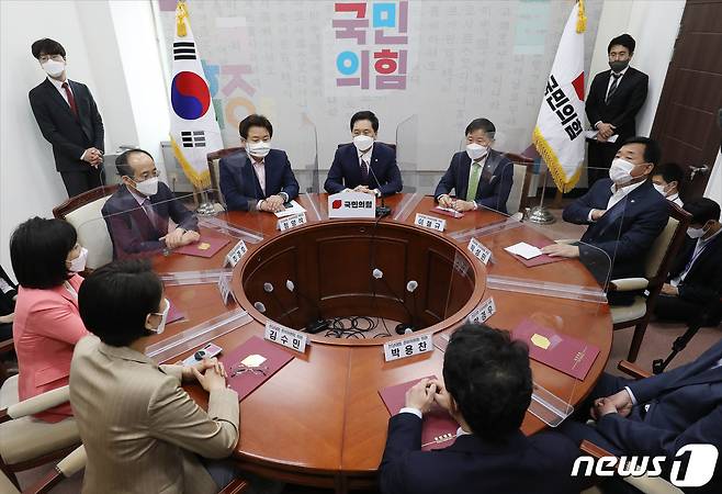 김기현 국민의힘 당대표 권한대행 겸 원내대표가 6일 오후 서울 여의도 국회에서 열린 제1차 전당대회 준비위원회의에서 발언을 하고 있다. 2021.5.6/뉴스1 © News1 이동해 기자