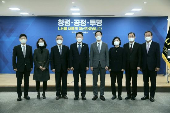 김현준 LH 사장(왼쪽 네번째)과 LH 혁신위원회 위원인 박개성 엘리오앤컴퍼니 대표이사, 윤혜선 한양대 교수, 곽채기 동국대 교수, 김준기 서울대 교수, 박수정 행정개혁시민연합 사무총장, 원종필 건국대 교수, 여상철 김앤장법률사무소 노무사(왼쪽부터)가 7일 혁신위 출범식에서 기념촬영을 하고 있다. (사진제공=LH)