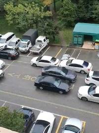 이중주차된 차를 운전해 밀어버리는 이웃 영상. /보배드림