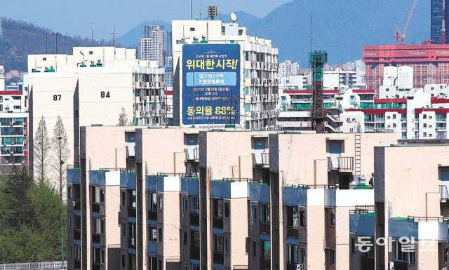 8일 오세훈 서울시장이 취임 1개월을 맞이하는 가운데 서울 아파트값은 재건축 단지가 몰린 지역 위주로 상승세가 이어지고 있다. 사진은 재건축 추진 중인 서울 압구정동 아파트 일대. 동아일보DB