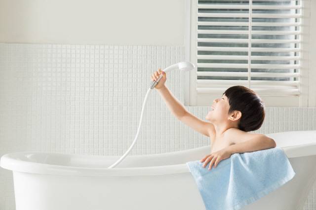샤워기로 얼굴에 물을 뿌릴 경우 얼굴 피부를 자극할 수 있어 주의해야 한다./사진=클립아트코리아