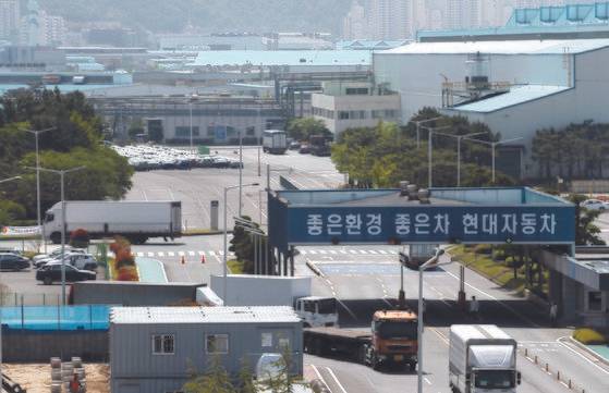 현대차는 차량용 반도체 수급 차질로 6일부터 이틀간 울산 4공장 포터 생산라인 가동을 중단한다. 사진은 6일 오전 현대차 울산공장 정문. [뉴스1]