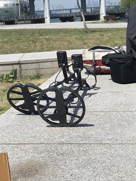 서울 반포한강공원에서 실종됐다 닷새만에 숨진 채 발견된 故손정민씨의 시신을 발견한 차종욱(54) 민간구조사는 금속탐지기를 대여해 정민씨와 마지막까지 함께 있었던 친구A씨의 잃어버린 휴대전화를 찾고 있다고 밝혔다. 차씨 제공