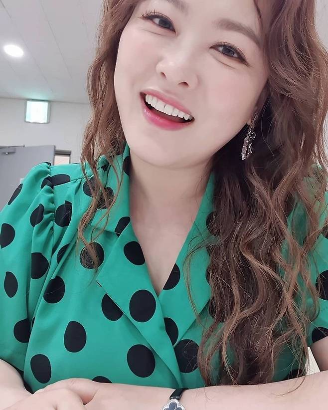 Comedian Sim Jin-hwa has told of the recent beauty of her beautiful beauty.Sim Jin-hwa posted several photos on his instagram on May 7 with an article entitled I feel like Im wearing a tang.In the open photo, Sim Jin-hwa is taking a self-portrait with a bright smile wearing a blouse with a green pattern on a green background.A lovely figure on a immaculate skin completes a beautiful beauty and captivates the eye.The styling of the retro atmosphere was also digested and made the fans hearts feel heartbreaking.The netizens who responded to this comment commented, I feel good when I see the Sister, I am so beautiful, and Please give me clothes information.Meanwhile, Sim Jin-hwa marriaged comedian Wonhyo Kim in 2011; the couple are currently appearing in the MBC Everly One entertainment series Run the Ding.