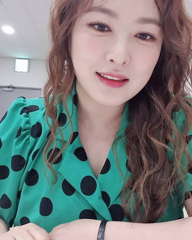 Comedian Sim Jin-hwa has told of the recent beauty of her beautiful beauty.Sim Jin-hwa posted several photos on his instagram on May 7 with an article entitled I feel like Im wearing a tang.In the open photo, Sim Jin-hwa is taking a self-portrait with a bright smile wearing a blouse with a green pattern on a green background.A lovely figure on a immaculate skin completes a beautiful beauty and captivates the eye.The styling of the retro atmosphere was also digested and made the fans hearts feel heartbreaking.The netizens who responded to this comment commented, I feel good when I see the Sister, I am so beautiful, and Please give me clothes information.Meanwhile, Sim Jin-hwa marriaged comedian Wonhyo Kim in 2011; the couple are currently appearing in the MBC Everly One entertainment series Run the Ding.