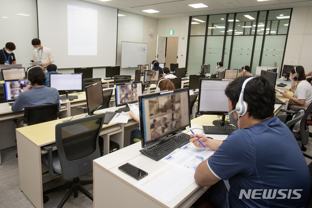 [서울=뉴시스]삼성은 올해 상반기 GSAT(삼성직무적성검사)를 온라인 시험으로 진행했다. 올해는 첫 온라인 시험으로 진행됐지만 문제없이 원활히 진행됐다. 31일 경기도 화성시 삼성전자 사업장에서 감독관들이 실시간으로 원격 감독하는 모습. 2020.05.31 (사진 = 삼성 제공) photo@newsis.com