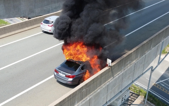 청도 고속도로 달리던 BMW 승용차서 불 - BMW 차량 화재독자 제공
