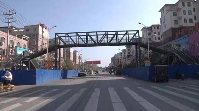 중국의 학부모 한 명이 전액 사비를 들여 학생들을 위해 설치한 육교