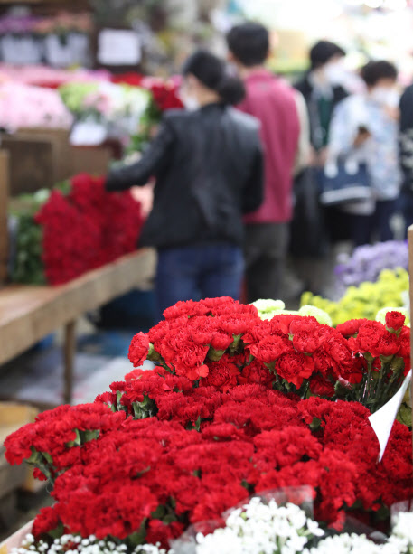 지난 6일  서울 중구 남대문시장 꽃상가에서 시민들이 카네이션 등 꽃을 구입하고 있다.(사진=연합뉴스)