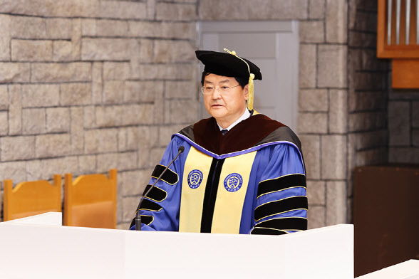 8일 연세대 창립 136주년 기념식에서 서승환 총장이 창립기념사를 발표하고 있다. (사진=연세대)