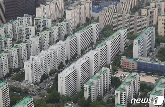 서울 여의도 63아트에서 바라본 여의도 일대 아파트 모습. 2021.4.27/뉴스1 © News1 박지혜 기자