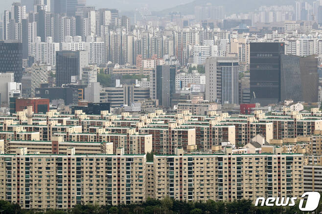 서울 강남구 압구정동 일대 아파트 단지 모습. 2021.4.27/뉴스1 © News1 민경석 기자