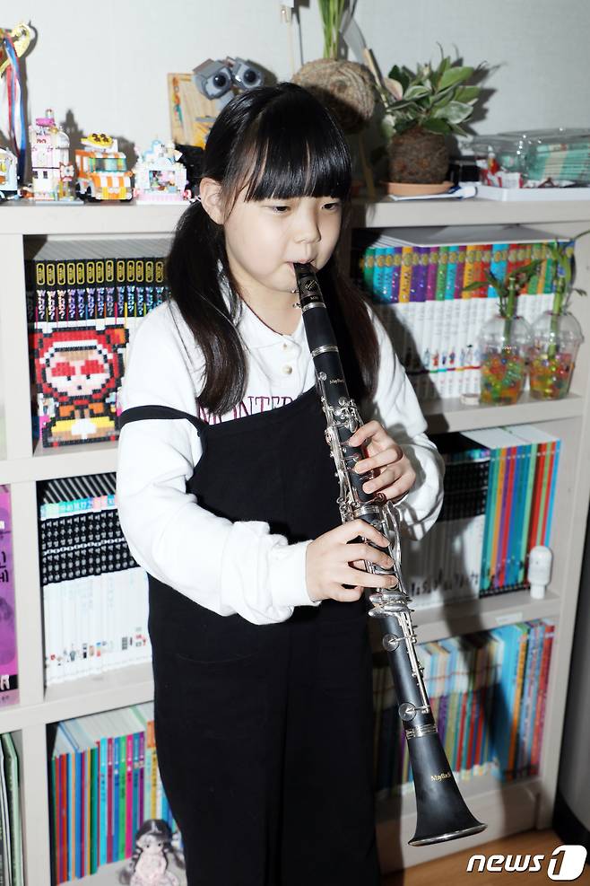 어버이날을 하루 앞둔 지난 7일 오후 광주 서구 화정동 한 주택에서 '음악천재' 정지민양(12)이 '어버이 은혜'를 클라리넷으로 연주하고 있다. 2021.5.8/뉴스1