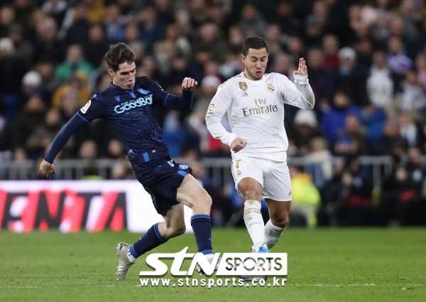 라이트백과 센터백 모두에서 좋은 모습을 보이는 엘루스톤도(좌측)