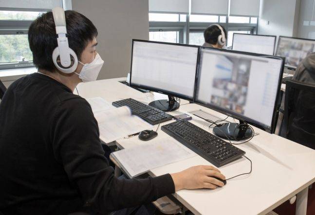 지난 1일 용인 서천 삼성전자 인재개발원에서 감독관들이 GSAT 응시자들을 대상으로 예비소집을 진행하고있다. ⓒ삼성