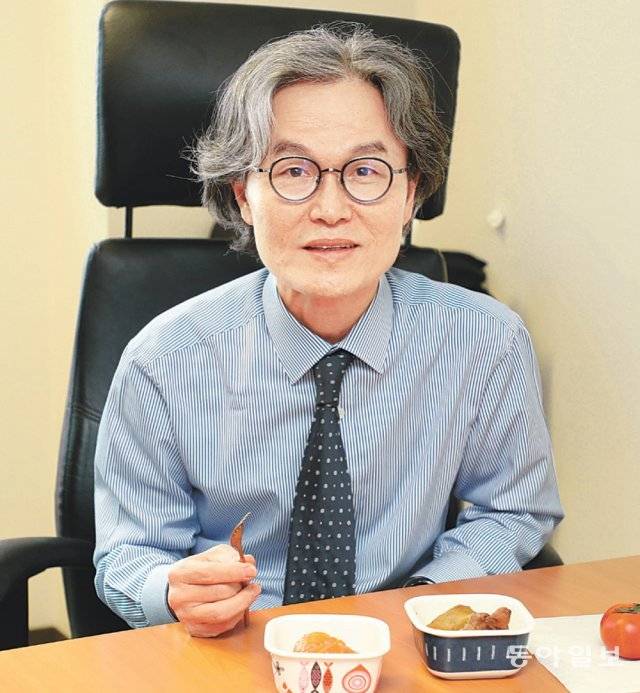 장용주 교수가 연구실에서 점심 도시락을 먹고 있다. 이날 도시락은 생연어와 고구마, 토마토, 견과류로 구성돼 있었다. 신원건 기자 laputa@donga.com