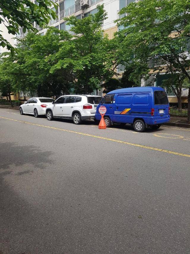 인천 부평의 한 아파트 단지 내에서 두 차량이 소방차전용주차구역에 불법 주차된 차량을 앞뒤로 막고 있다. 입주민 이모씨 제공