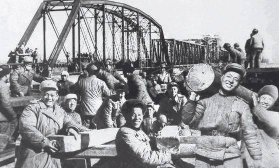 1954년 동북군구가 배포한 50군의 북한철도 복구작업 사진. 합성 흔적이 역력하다. [사진 김명호]