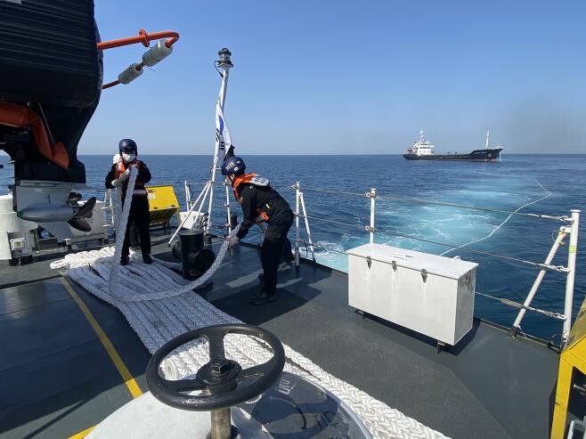 제주해경이 지난 6일 제주 해상에서 표류하던 파나마 국적 화물선을 구조하고 있다. /사진=제주해양경찰서