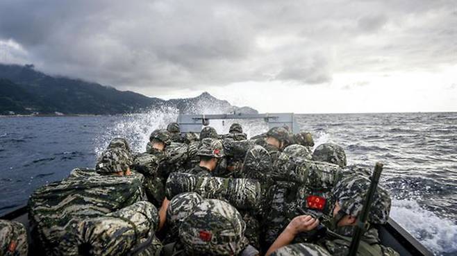 상륙주정을 타고 울릉도 해안 상륙을 시도하고 있는 해병대