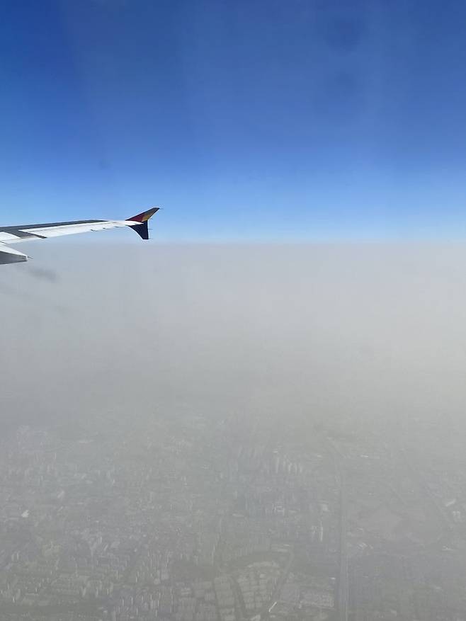 8일 비행기에서 내려다본 서울 모습. 미세먼지로 뿌연 서울 시내 위로 파란 하늘이 보인다.