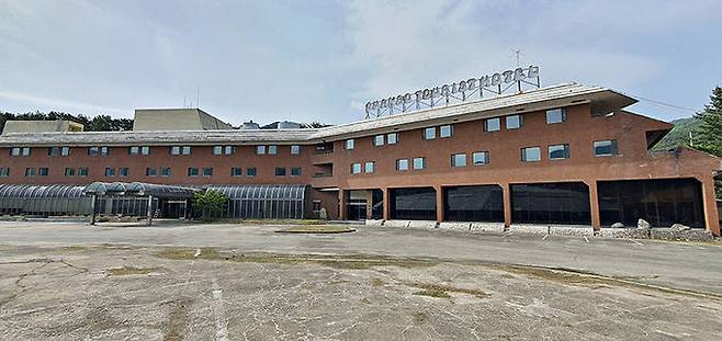 충북 충주시 수안보 옛 와이키키 호텔이 19년의 긴 잠을 깨고 화려하게 부활할지에 관심이 쏠리고 있다. 충주시 제공