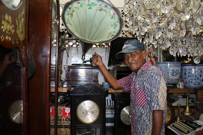 100년 넘은 축음기가 150만원…자카르타의 인사동거리 [자카르타=연합뉴스]