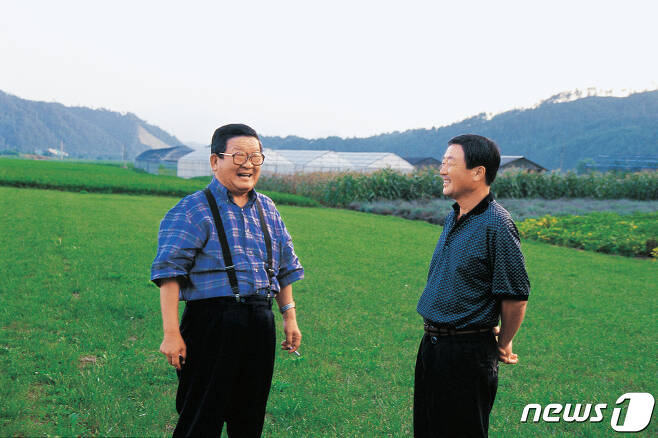 고 구자경 LG 명예회장(왼쪽)과 장남 고 구본무 전 회장이 담소를 나누고 있는 모습.(LG 제공)/뉴스1