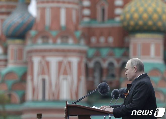 블라디미르 푸틴 러시아 대통령이 9일 모스크바 붉은 광장에서 열린 제2차 세계대전 승전 76주년 기념식에서 연설하고 있다. © AFP=뉴스1