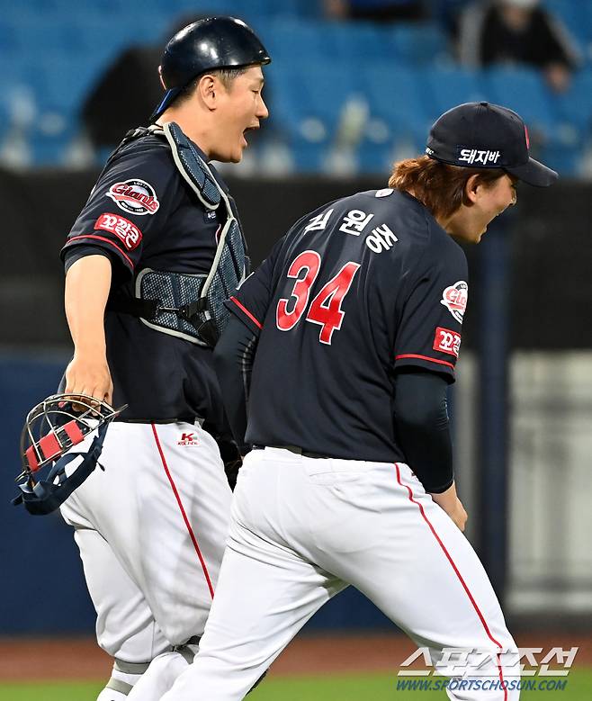 2021 KBO 리그 롯데 자이언츠와 삼성 라이온즈의 경기가 8일 대구 삼성라이온즈파크에서 열렸다.롯데가 9대8로 승리했다. 9회말 마지막 아웃카운트를 잡아내며 경기가 종료되자 환호하는 이대호와 김원중의 모습. 대구=허상욱 기자  wook@sportschosun.com/2021.05.08/