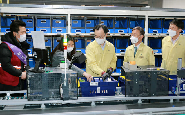 문승욱 산업통상자원부 장관(왼쪽 세 번째)이 9일 마켓컬리 김포 유통물류센터에서 김슬아 마켓컬리 대표(왼쪽 두 번째) 등과 유통물류센터에서 물품 분류작업을 체험하고 있다.