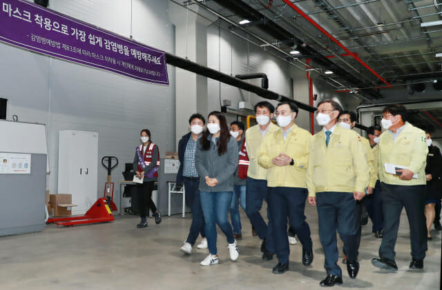 문승욱 산업통상자원부 장관은 9일 마켓컬리 김포 유통물류센터를 방문, 유통물류센터 방역현장을 점검하고 관계자들을 격려했다.