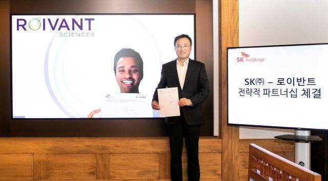 장동현(오른쪽) SK㈜ 사장이 지난해 12월 3일 서울시 종로구 SK 서린사옥 본사에서 비벡 라마스와미 로이반트 사이언스 사장과 ‘표적 단백진 분해 플랫폼 구축을 위한 파트너십’을 화상회의로 체결한 뒤 기념촬영을 하고 있다./ SK㈜ 제공