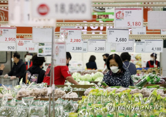 지난 4일 서울 하나로마트 양재점에서 시민들이 채소를 살펴보고 있다. 연합뉴스