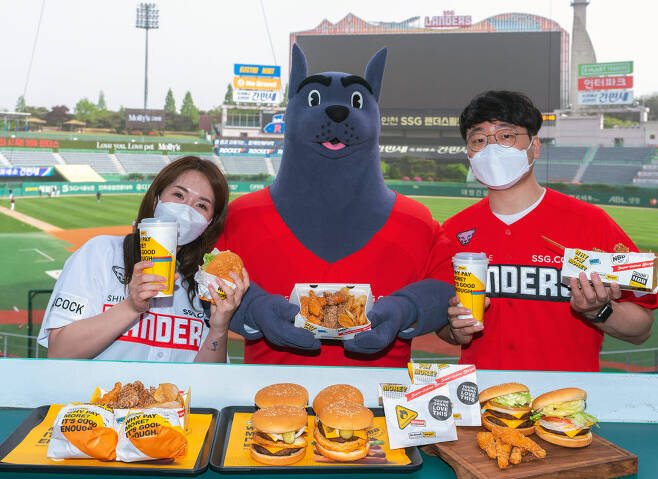 지난 8일 인천 SSG랜더스필드에서 SSG랜더스 마스코트 랜디와 모델들이 노브랜드 버거의 야구장팩을 선보이고 있다.