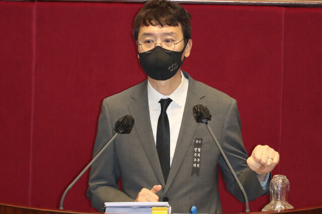 국민의힘 김웅 의원이 지난해 12월11일 오전 서울 여의도 국회에서 열린 본회의에서 국정원법 개정안에 대한 무제한 토론(필리버스터)을 하고 있다. 공동취재사진단