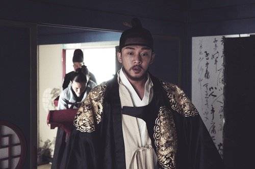 사도세자는 아버지 영조와의 갈등으로 인한 극심한 스트레스로 정신 분열증을 앓았고 1757년 7월부터 11월까지 넉 달 동안 문안인사조차 드리지 않았다. 사진은 유아인이 연기한 사도세자. [사진 영화 '사도' 스틸]