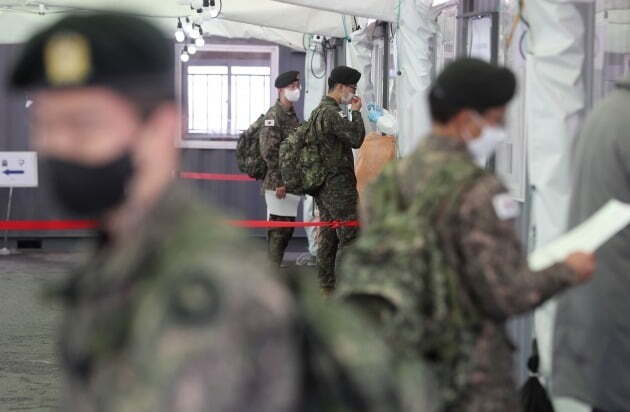 지난 3월 서울역 임시선별진료소에서 휴가를 나온 군 장병들이 코로나19 검사를 받고 있다./ 뉴스1