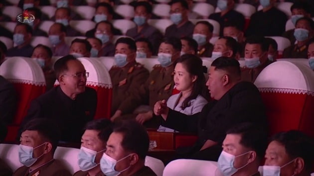 김정은 북한 국무위원장이 부인 리설주와 함께 지난 5일 군인가족 예술소조 공연을 관람한 모습./ 연합뉴스